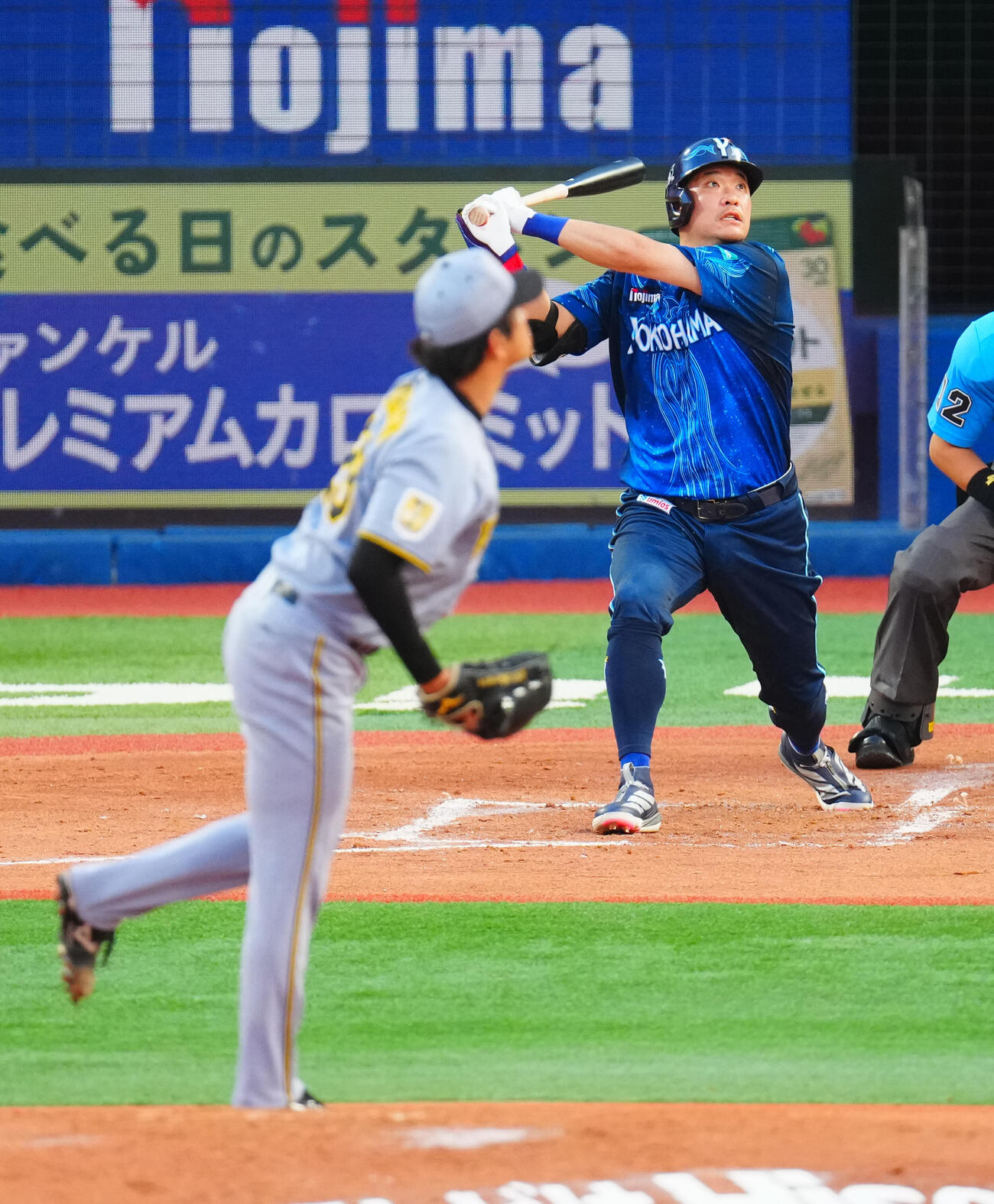 DeNA対阪神　2回裏DeNA無死一塁、左越えに2点本塁打を放つ筒香嘉智。投手高橋遥人（撮影・垰建太）