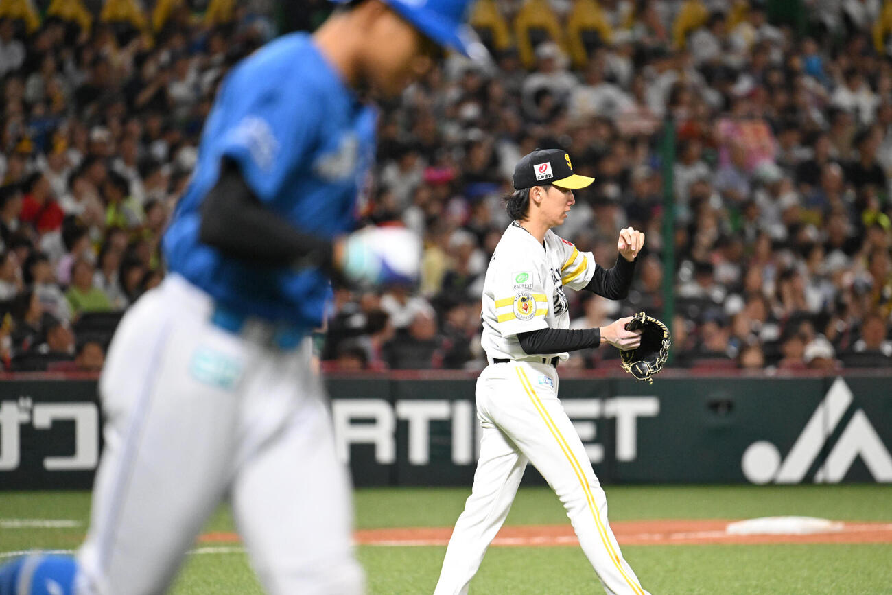 ソフトバンク対日本ハム　3回表日本ハム2死、大津亮介（右）は万波中正に本塁打を許す（撮影・林敢治）