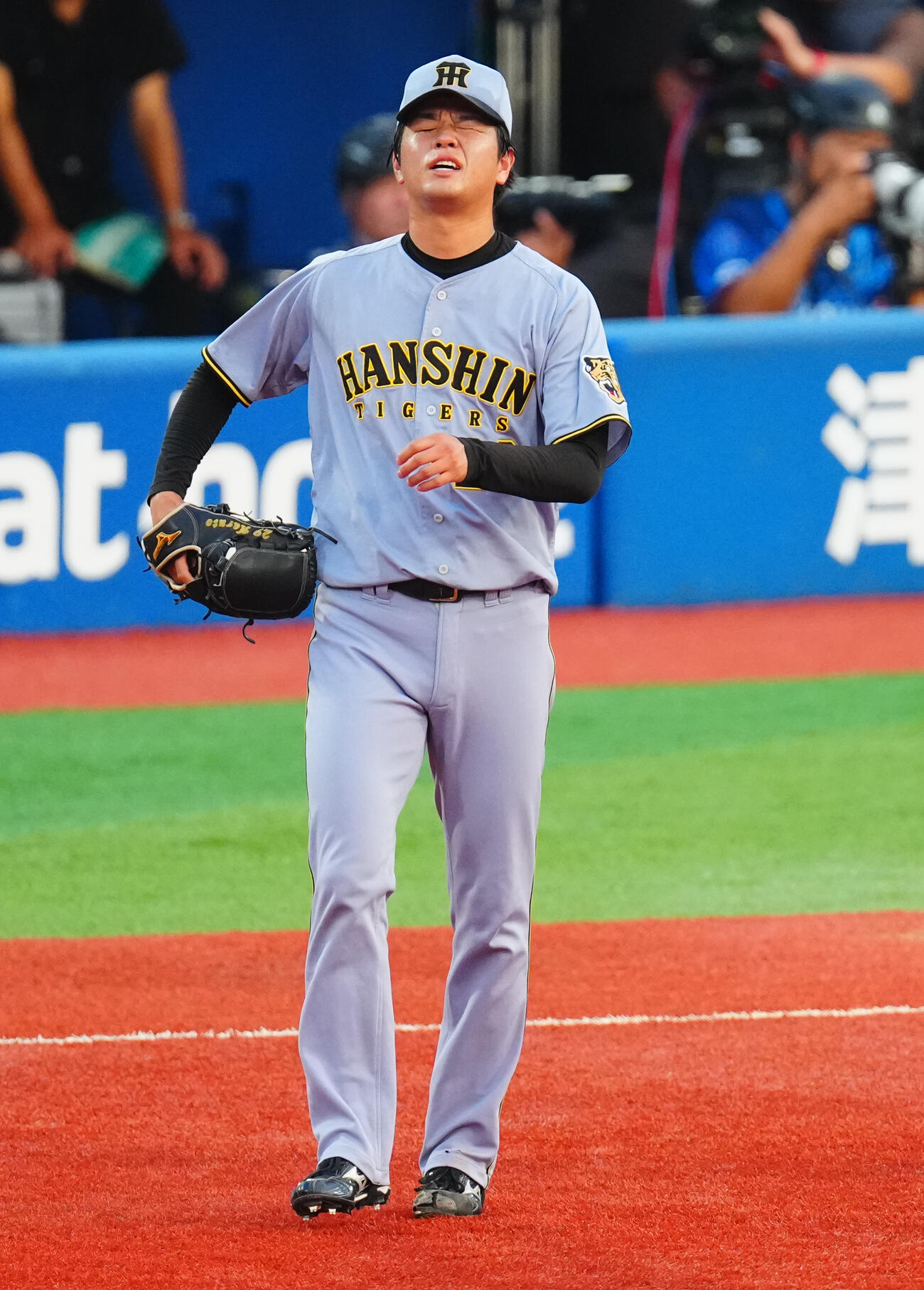 DeNA対阪神　2回裏DeNA1死、関根大気を一ゴロも大山悠輔からのトスをファンブルし悔しげな高橋遥人（撮影・垰建太）