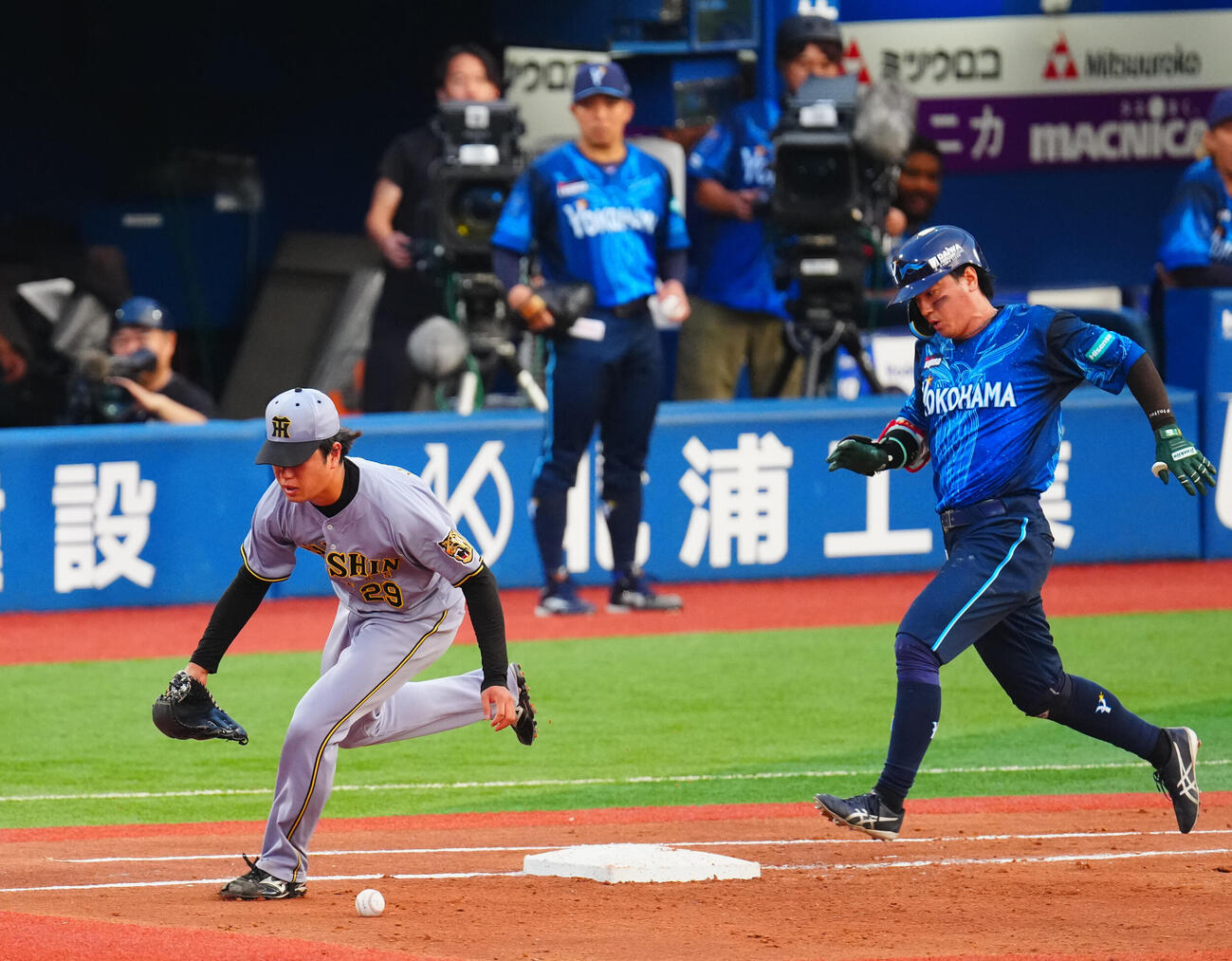 DeNA対阪神　2回裏DeNA1死、関根大気の一ゴロでカバーに入るも大山悠輔からのトスをファンブルする高橋遥人（左）（撮影・垰建太）