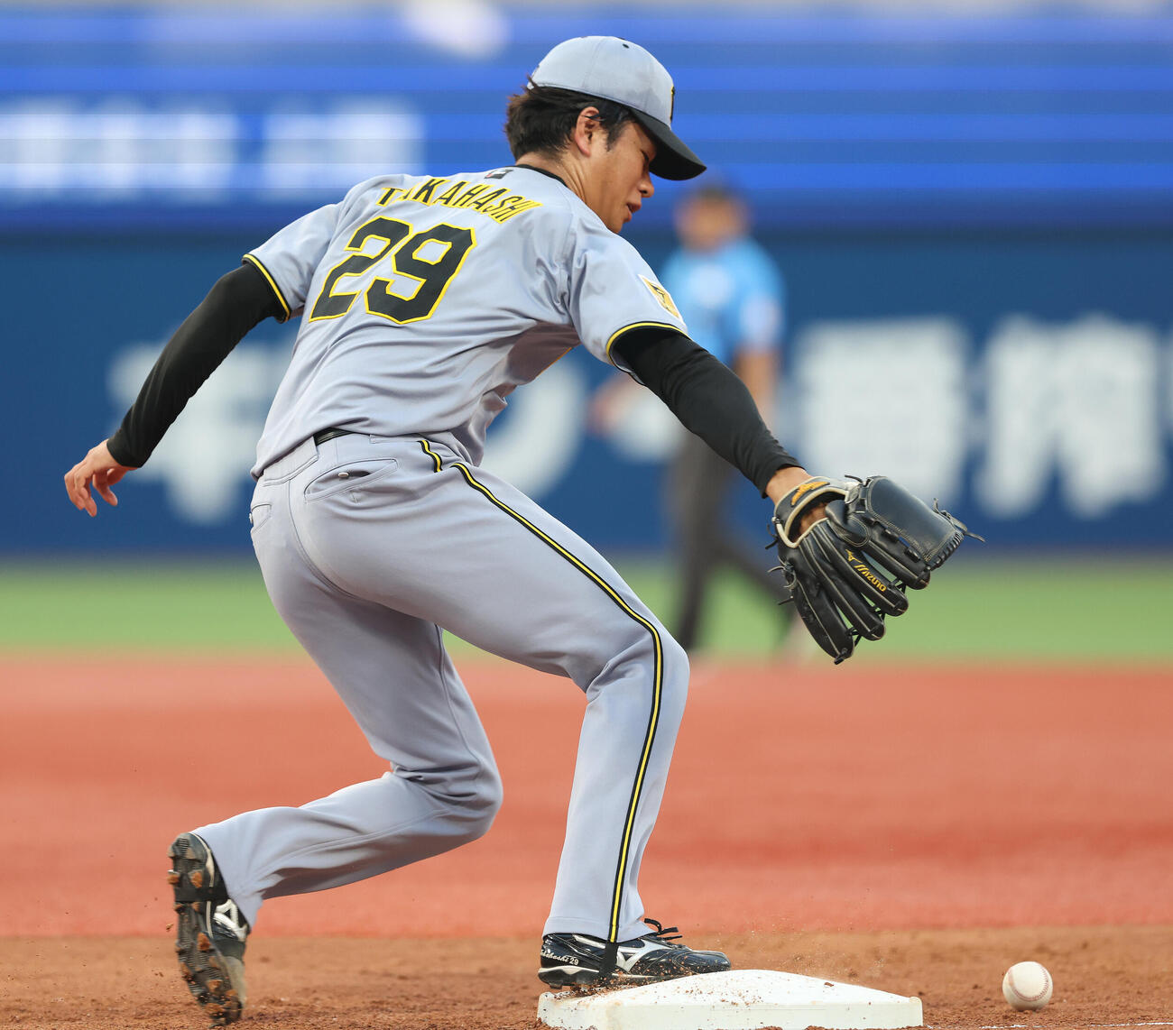 DeNA対阪神　2回裏DeNA1死、捕球ミスし関根大気に出塁を許す高橋遥人（撮影・河田真司）