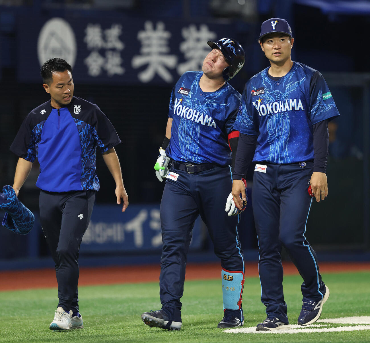 DeNA対阪神　5回裏DeNA無死、死球を受け、治療に向かう牧秀悟（撮影・河田真司）