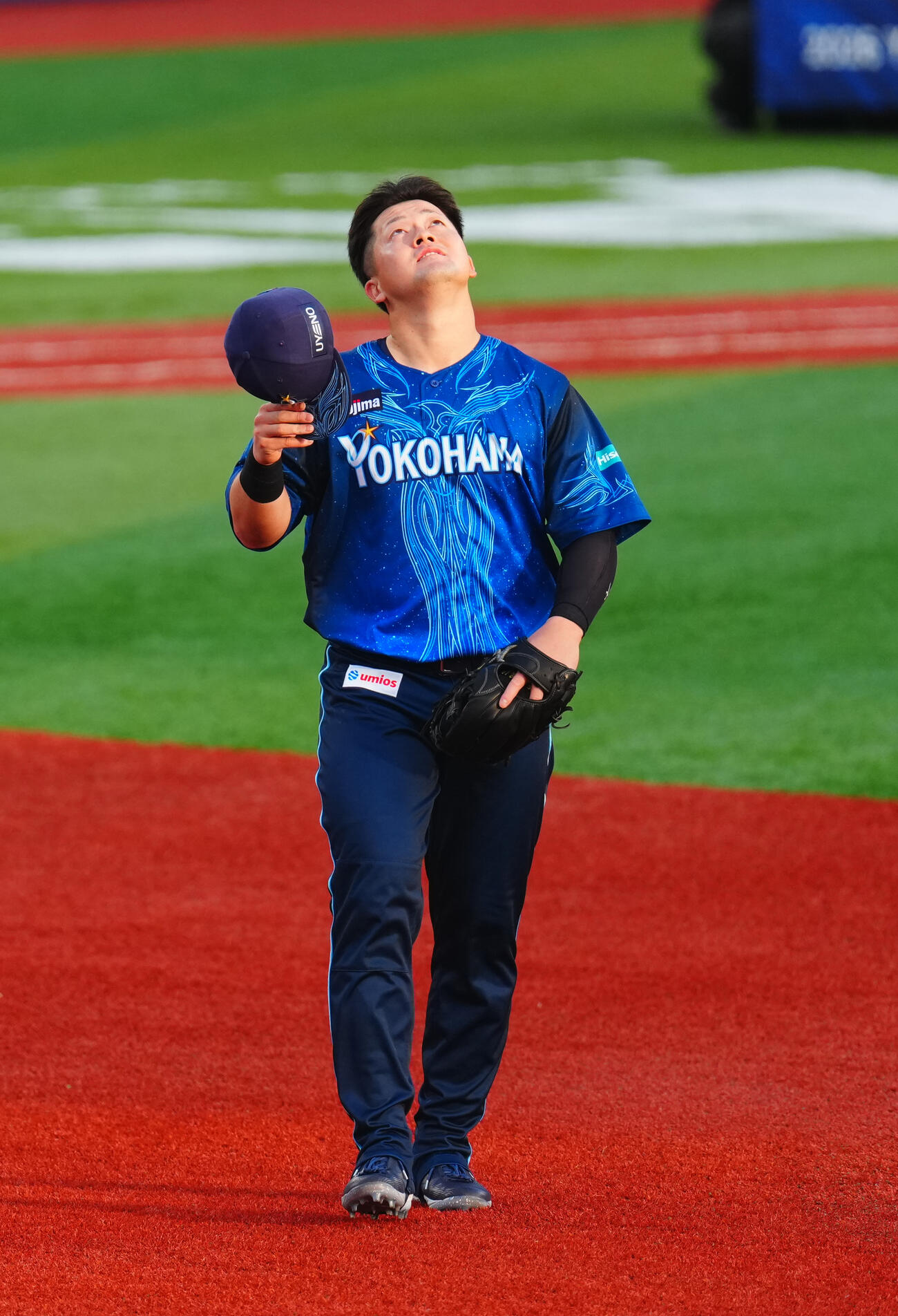 DeNA対阪神　試合前、守備位置につき空を見上げるDeNA牧秀悟（撮影・垰建太）