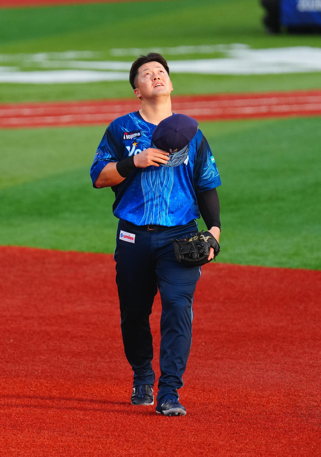 DeNA対阪神　試合前、守備位置につき空を見上げるDeNA牧秀悟（撮影・垰建太）