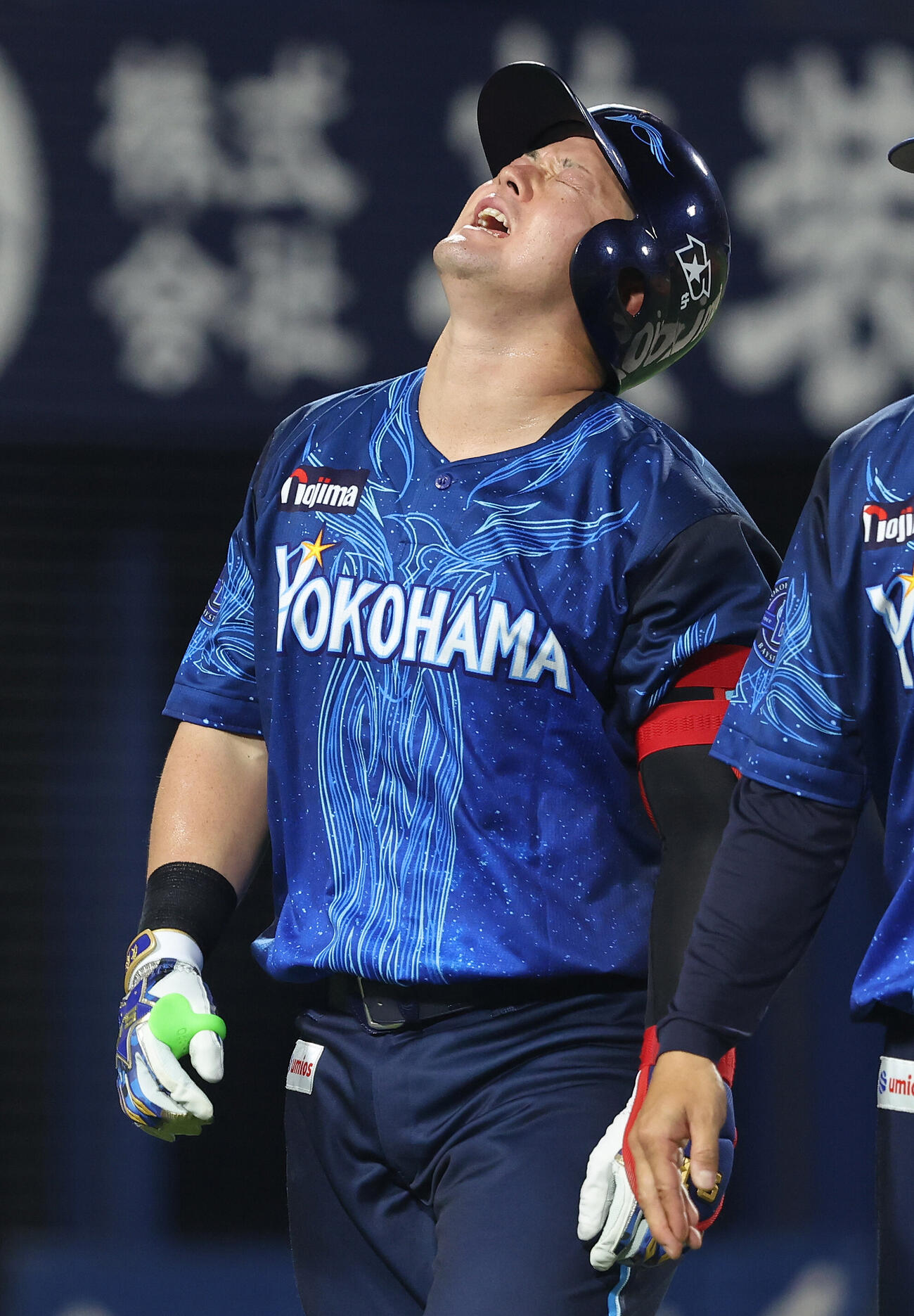 DeNA対阪神　5回裏DeNA無死、死球を受け、治療に向かう牧秀悟（撮影・河田真司）
