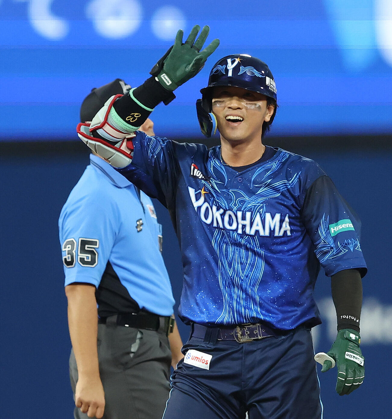 DeNA対阪神　4回裏DeNA無死二塁、適時二塁打を放ち出塁する関根大気（撮影・河田真司）