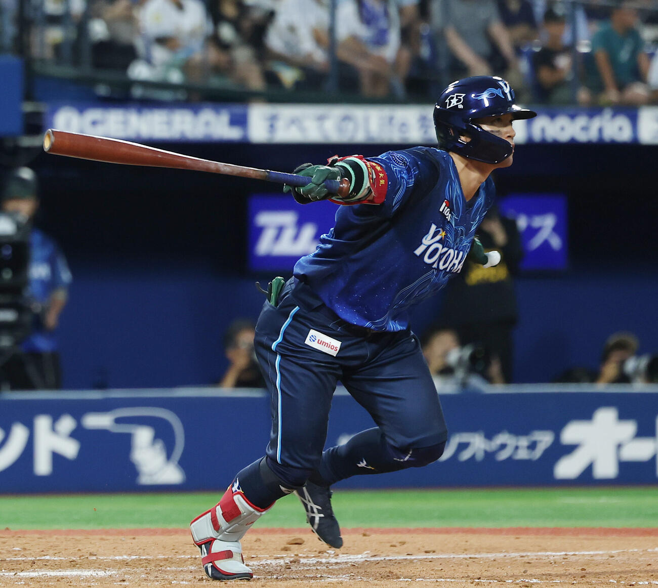 DeNA対阪神　4回裏DeNA無死二塁、適時二塁打を放つ関根大気（撮影・河田真司）