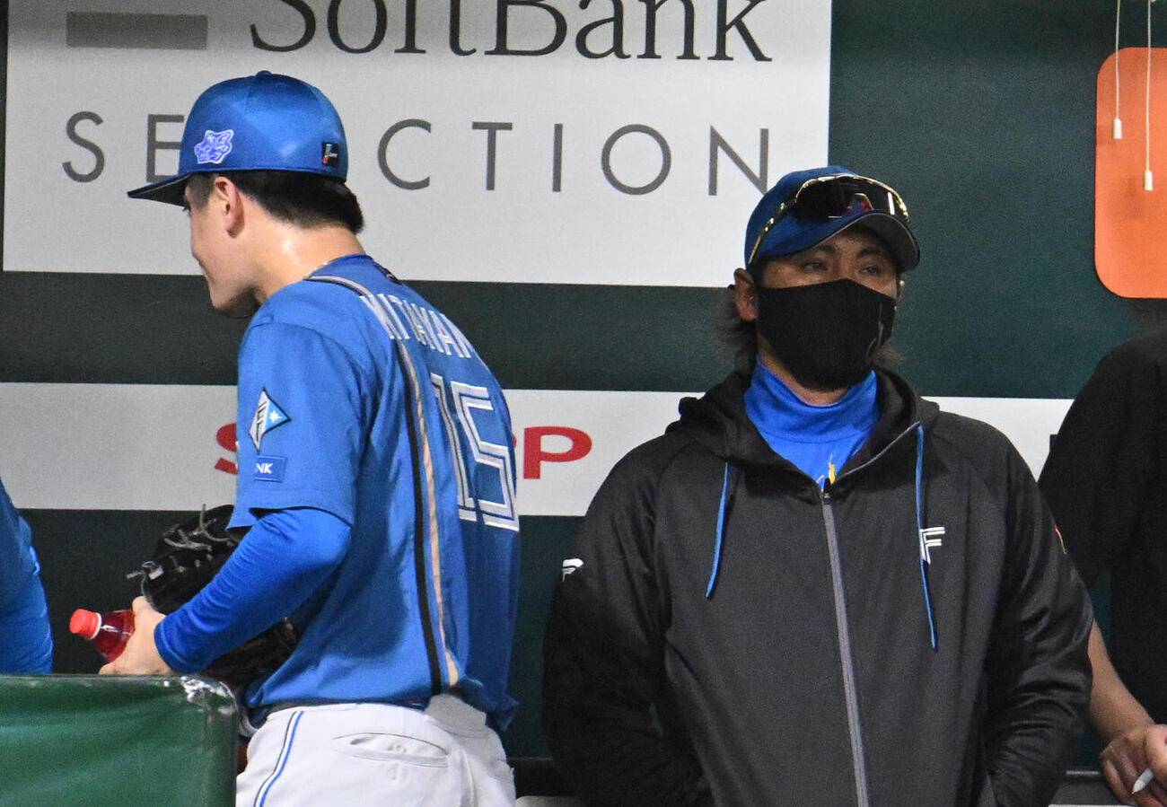 ソフトバンク対日本ハム　2回裏終了後、厳しい表情の新庄剛志監督（右）左は北山亘基（撮影・林敢治）