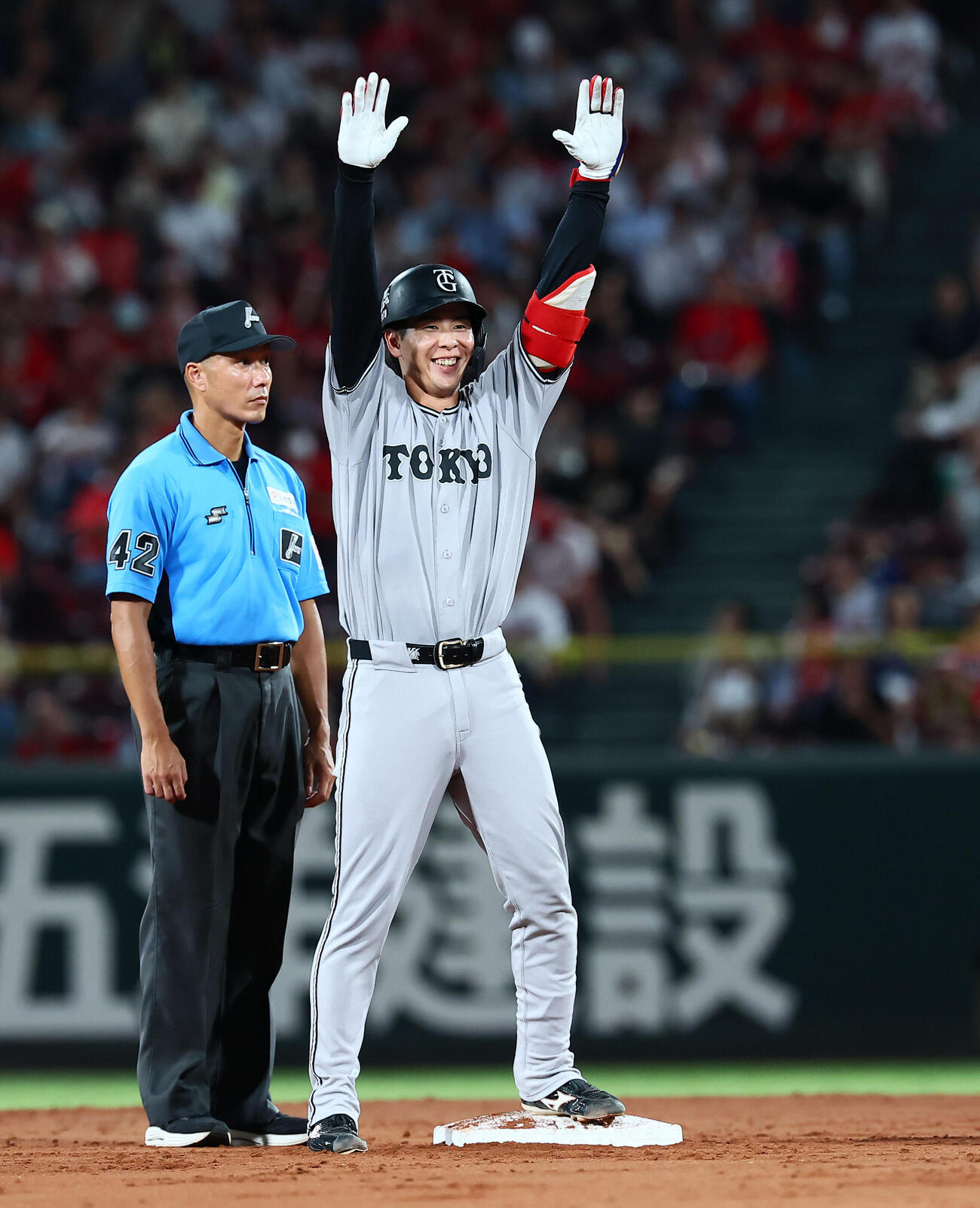 広島対巨人　5回表巨人1死二、三塁、小浜佑斗は左前2点適時打を放ち本塁送球の間に二塁まで進み笑顔でベンチにポーズを決める（撮影・加藤哉）