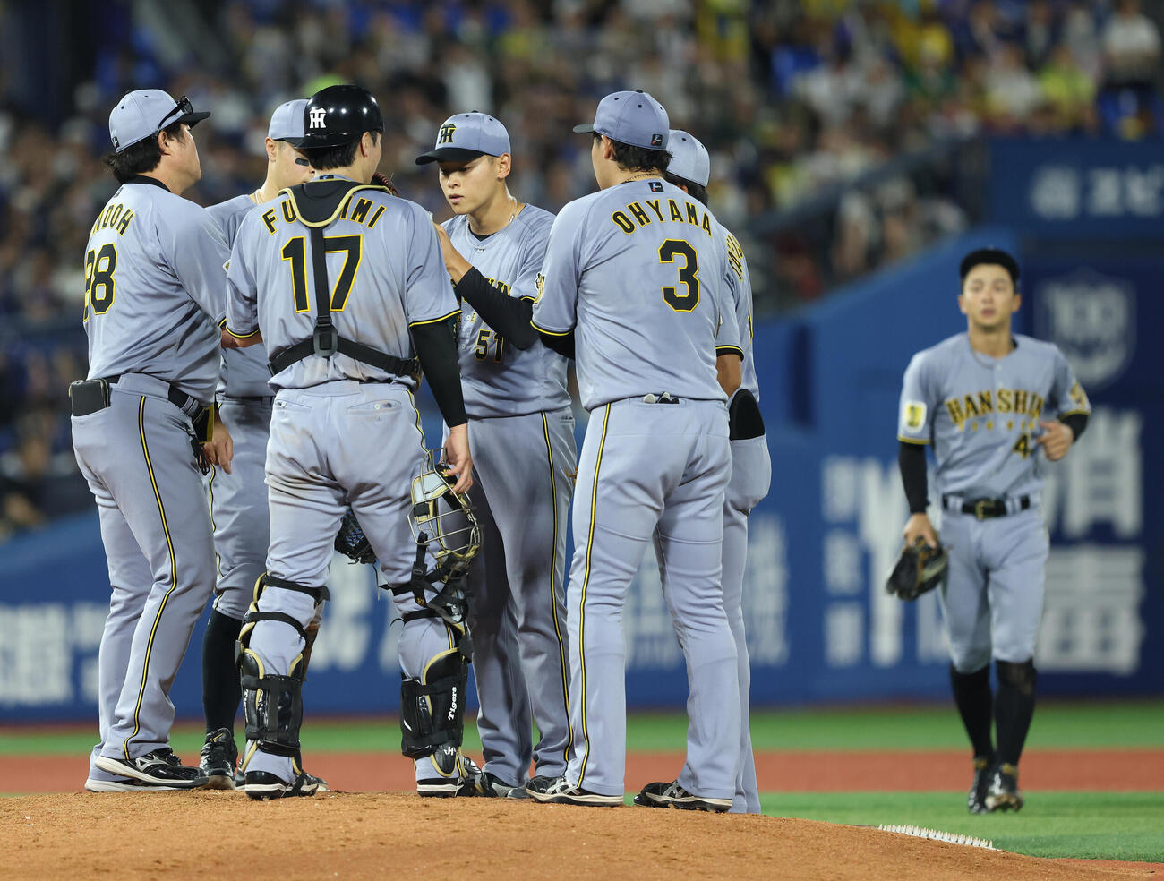 DeNA対阪神　5回裏、マウンドに集まる阪神ナイン（撮影・河田真司）