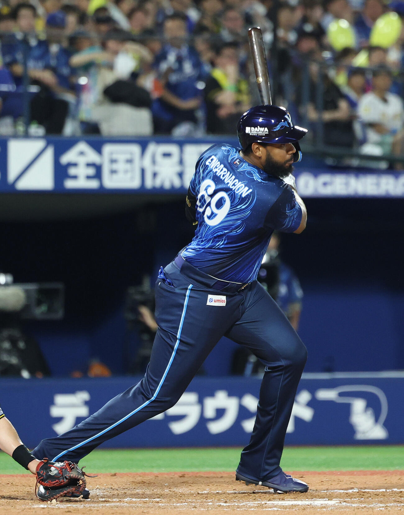 DeNA対阪神　6回裏DeNA1死二、三塁、右前適時打を放つエンカーナシオン（撮影・河田真司）