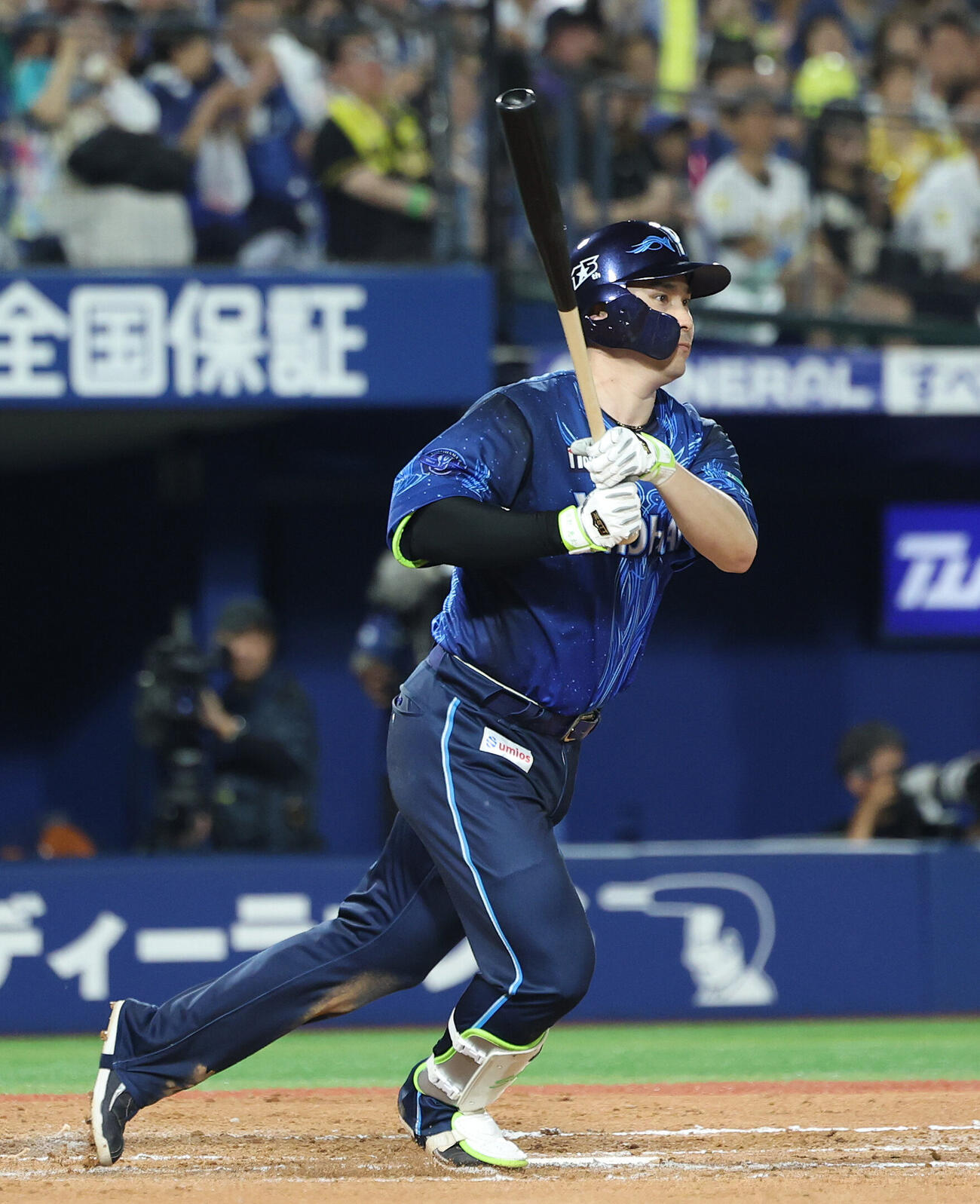 DeNA対阪神　6回裏DeNA1死一、二塁、適時二塁打を放つ佐野恵太（撮影・河田真司）
