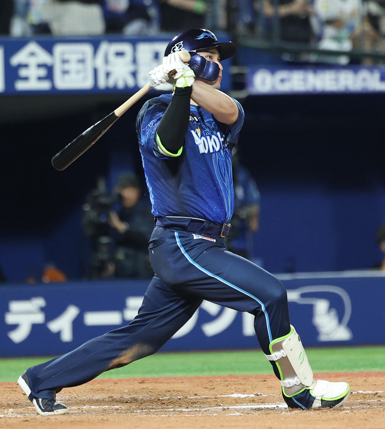 DeNA対阪神　6回裏DeNA1死一、二塁、適時二塁打を放つ佐野恵太（撮影・河田真司）