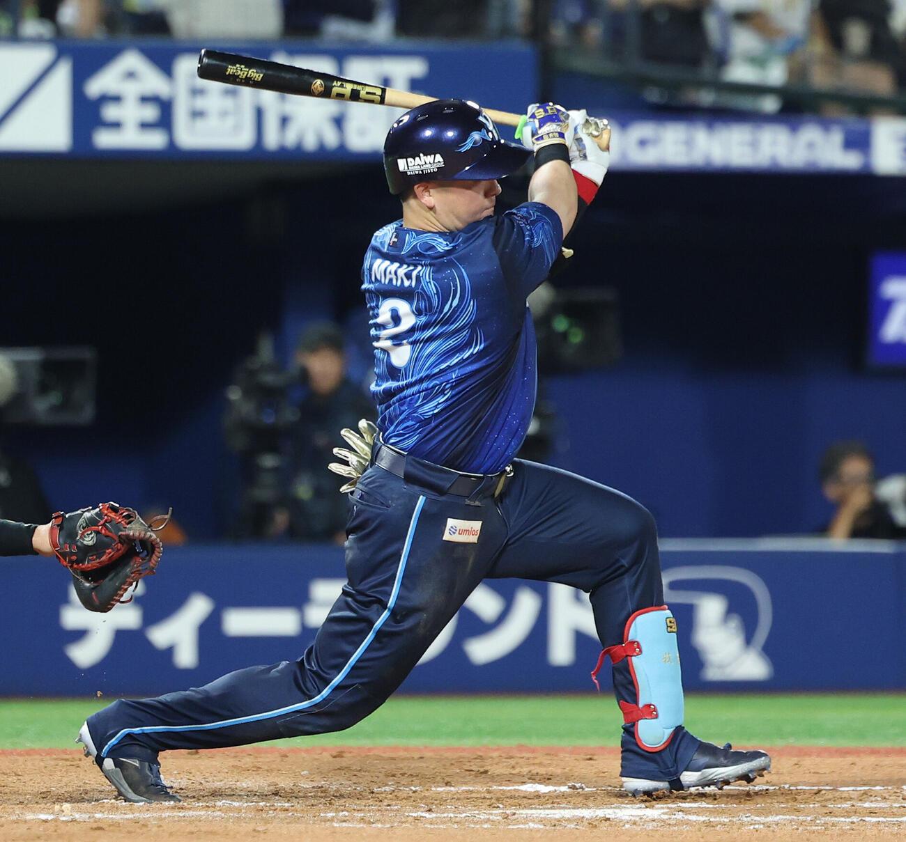 DeNA対阪神　6回裏DeNA1死一塁、中前打を放つ牧秀悟（撮影・河田真司）