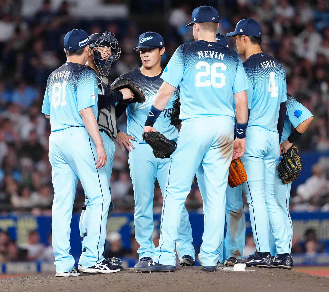 ロッテ対西武　7回裏、降板となる西武先発佐藤爽（左から3人目）（撮影・鈴木みどり）