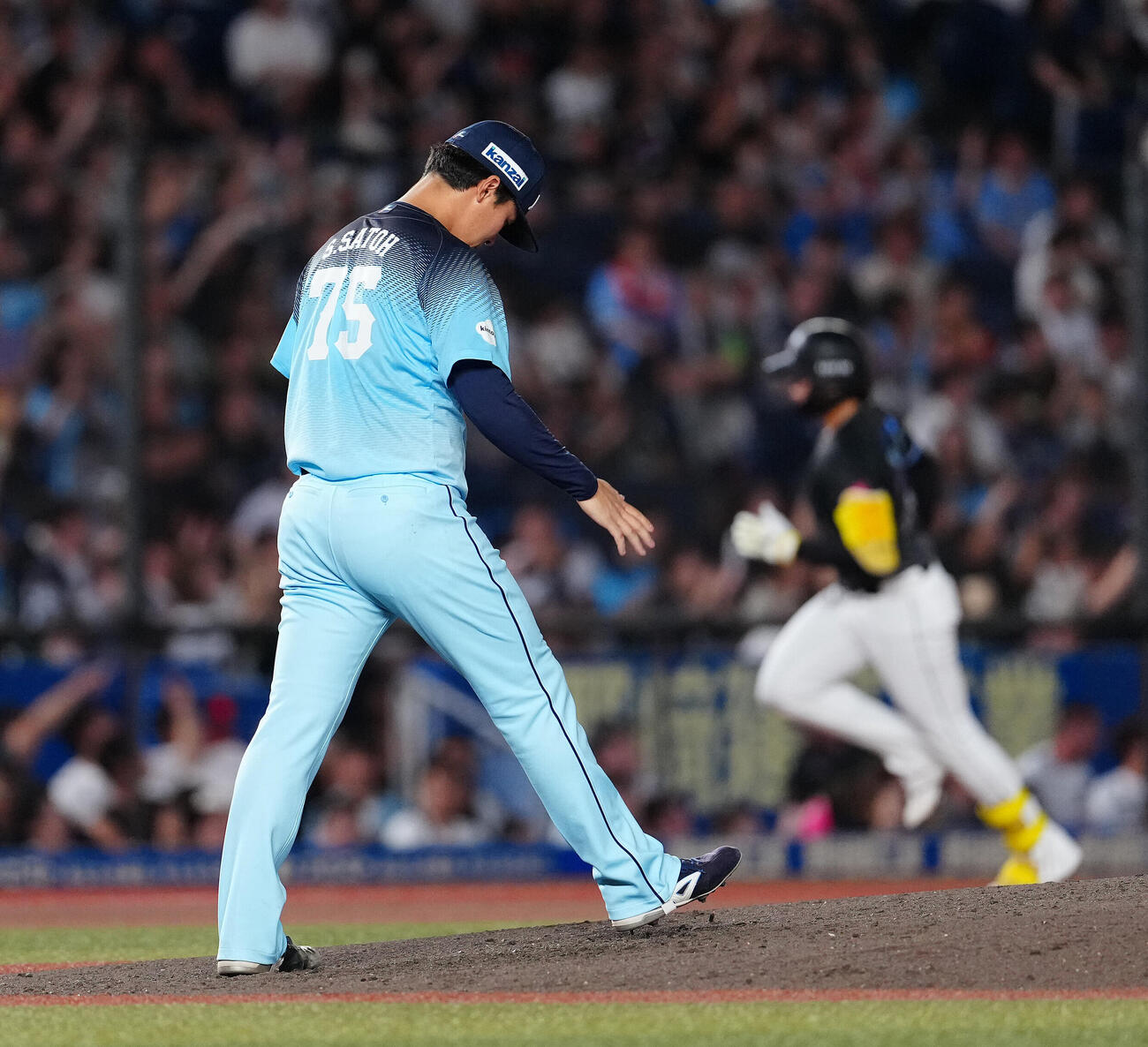 ロッテ対西武　6回裏ロッテ1死、代打山本大斗にソロ本塁打を浴びうつむく佐藤爽（撮影・鈴木みどり）