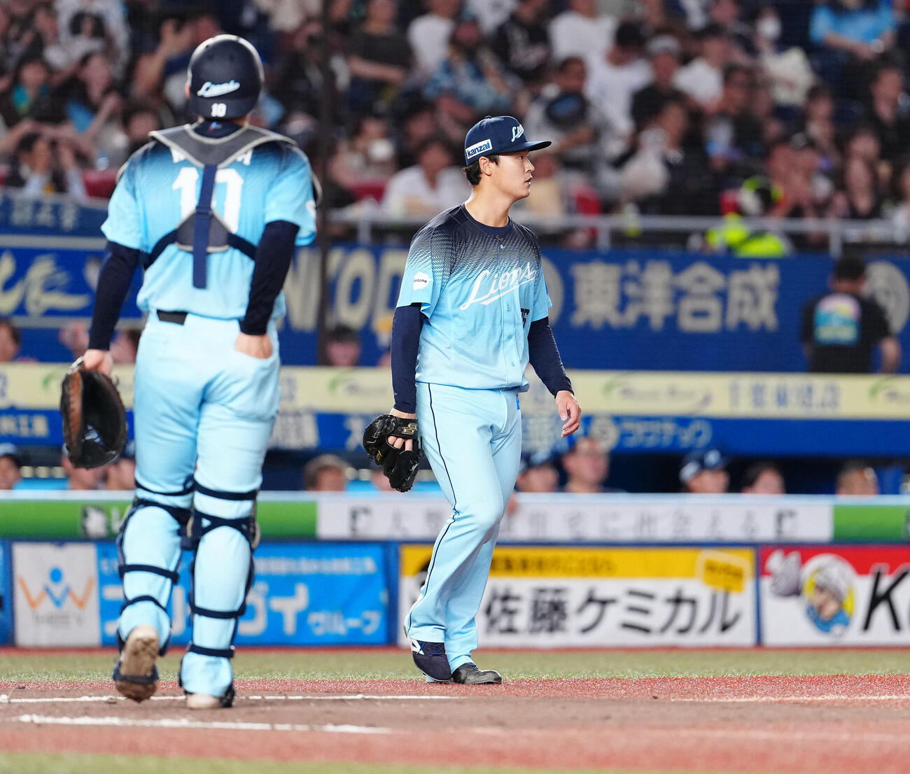 ロッテ対西武　4回裏ロッテ2死満塁、小川龍成に走者一掃の3点適時三塁打を許し、ぼうぜんとする佐藤爽（撮影・鈴木みどり）