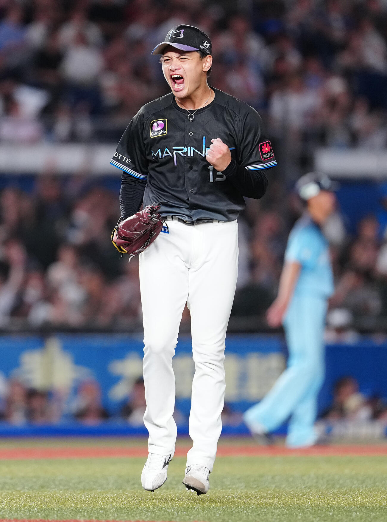 ロッテ対西武　6回表西武2死一、二塁、タイラー・ネビンを中飛に仕留め、雄たけびを上げる毛利海大（撮影・鈴木みどり）