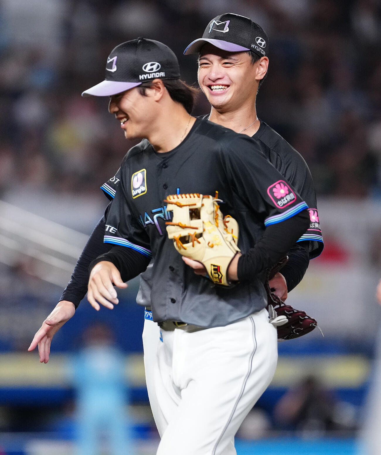ロッテ対西武　5回表を終え、友杉篤輝（手前）を笑顔で迎えるロッテ毛利海大（撮影・鈴木みどり）