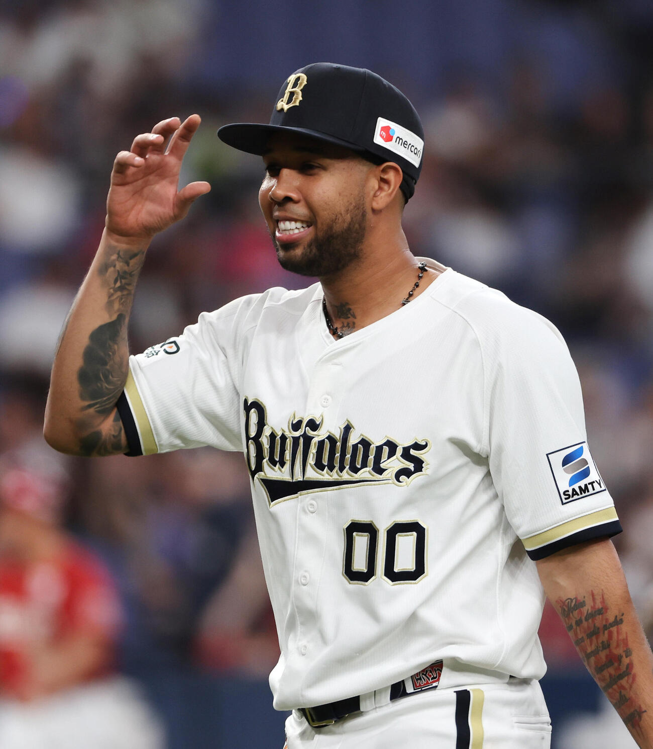 オリックス対楽天　5回表を投げ終え、笑顔でベンチに戻るオリックス先発のアンダーソン・エスピノーザ（撮影・西尾就之）
