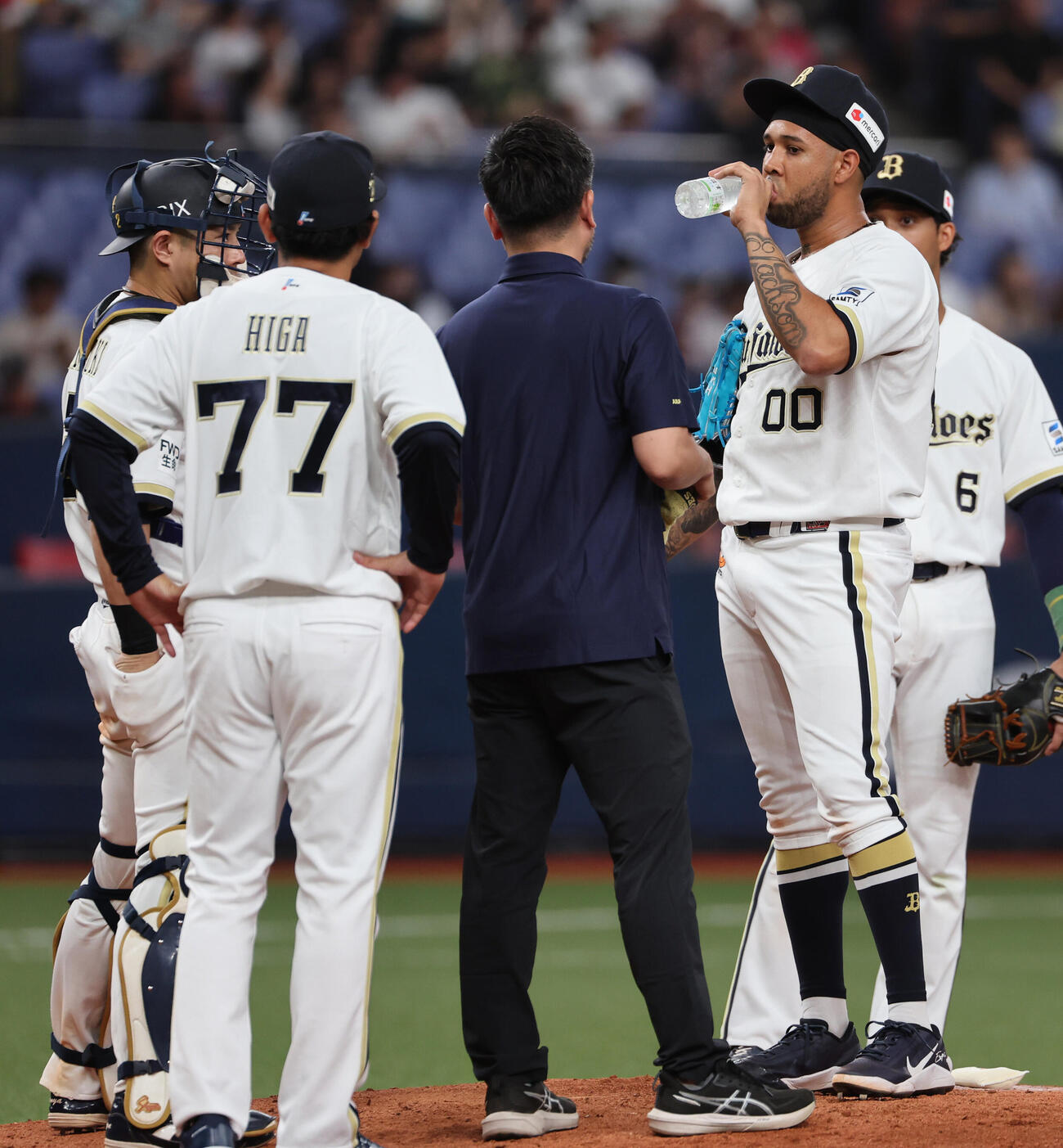 オリックス対楽天　6回表楽天2死一、二塁、オリックス先発のアンダーソン・エスピノーザは比嘉幹貴コーチが持ってきた水を飲む（撮影・西尾就之）