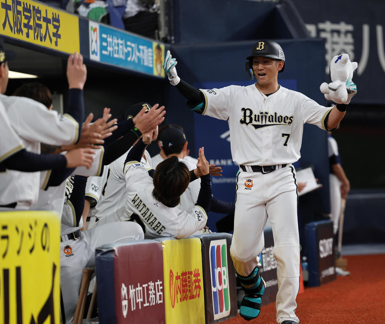 オリックス対楽天　1回裏オリックス2死、本塁打を放った西川龍馬はベンチ前でナインの祝福に笑顔（撮影・西尾就之）