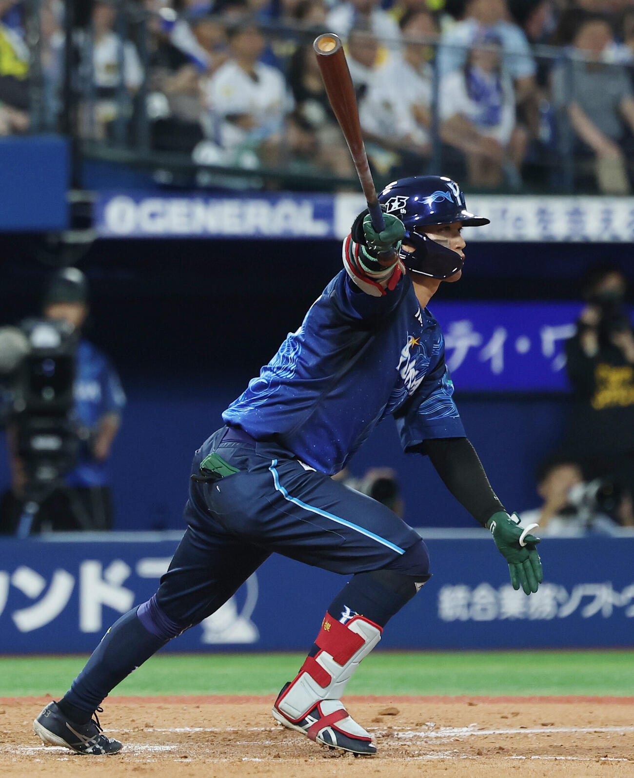 DeNA対阪神　4回裏DeNA無死二塁、適時二塁打を放つ関根大気（撮影・河田真司）