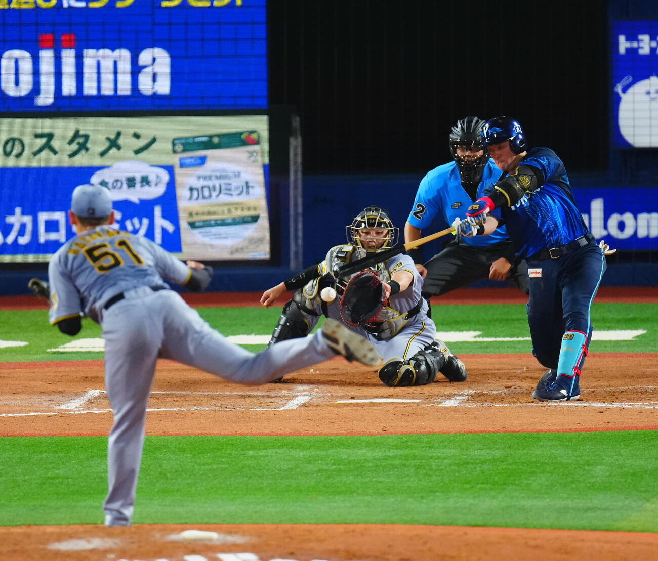DeNA対阪神　6回裏DeNA1死一塁、中前打を放つ牧秀悟。投手早川太貴（撮影・垰建太）