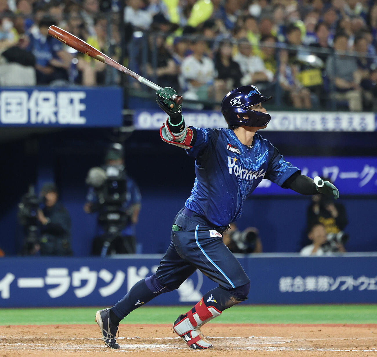 DeNA対阪神　6回裏DeNA2死一、二塁、右前適時打を放つ関根大気（撮影・河田真司）