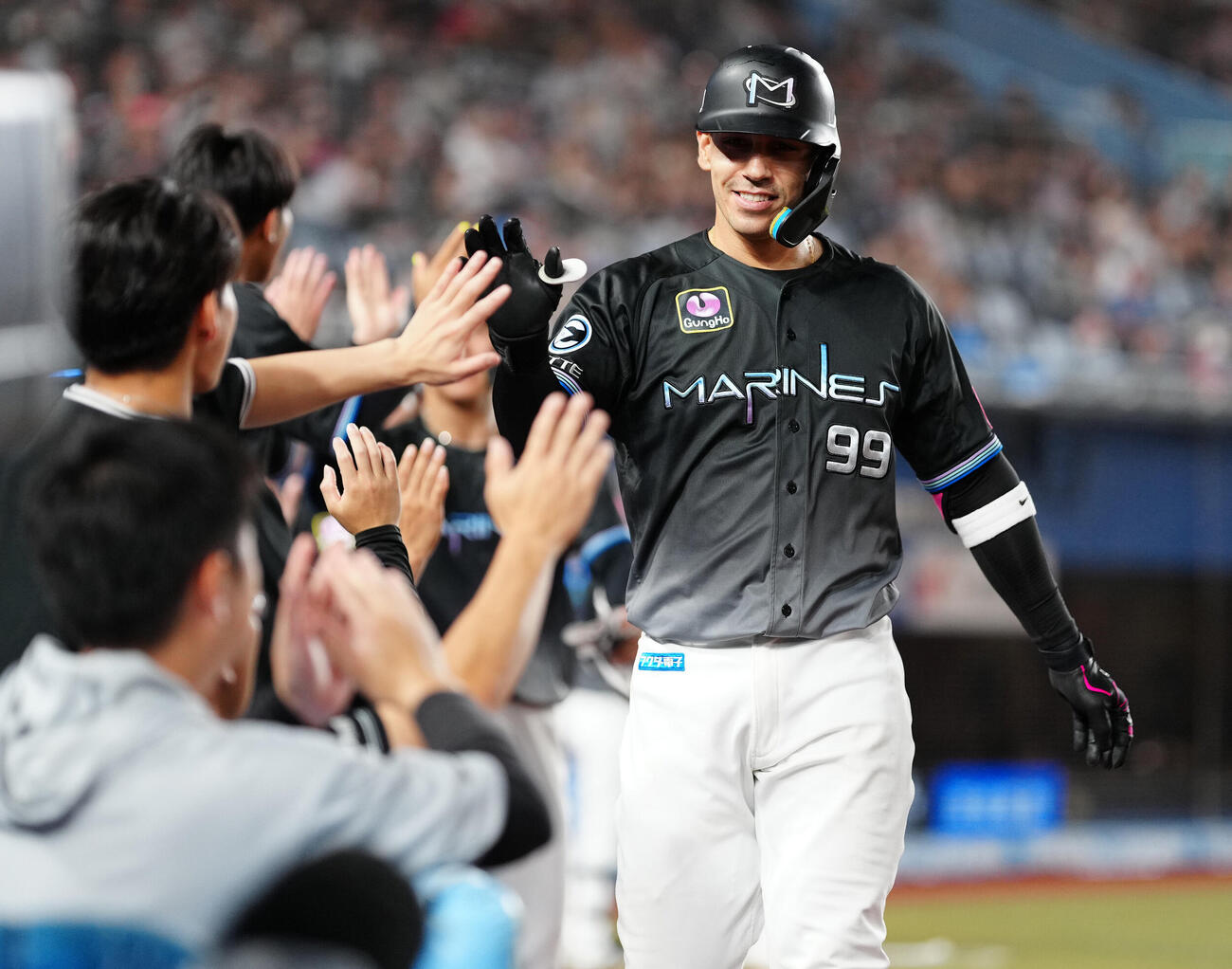 ロッテ対西武　7回裏ロッテ1死一、二塁、3点本塁打を放ったネフタリ・ソトはナインと笑顔でハイタッチ（撮影・鈴木みどり）