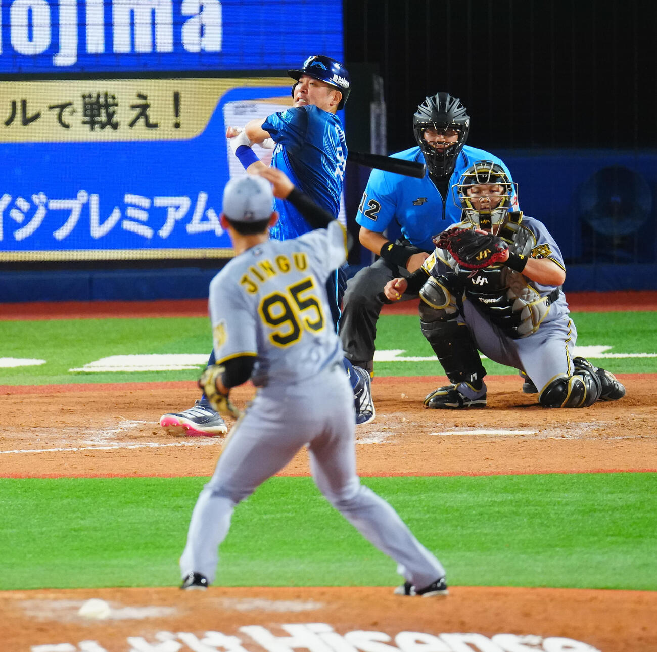 DeNA対阪神　8回裏DeNA無死、空振り三振に倒れる筒香嘉智。投手神宮僚介（撮影・垰建太）