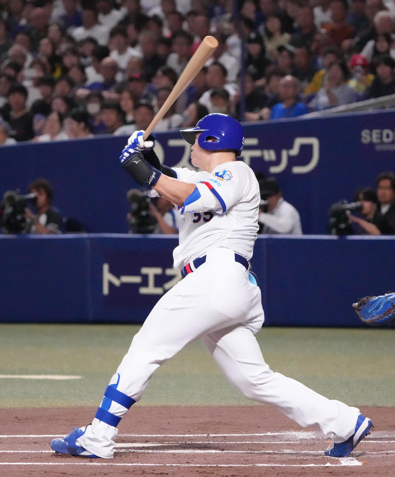 中日対ヤクルト　1回裏中日無死一、二塁、適時打を放つ細川成也（撮影・森本幸一）
