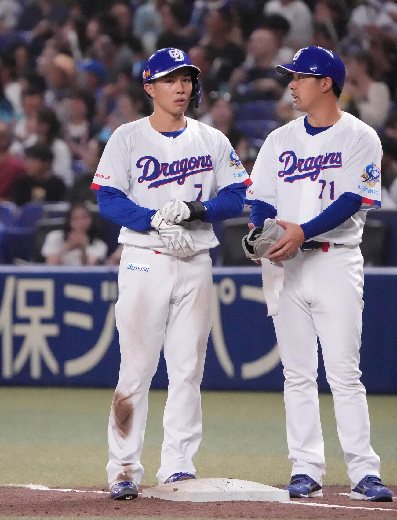 中日対ヤクルト　2回裏中日2死三塁、福永裕基（左）は適時打を放ち出塁する（撮影・森本幸一）