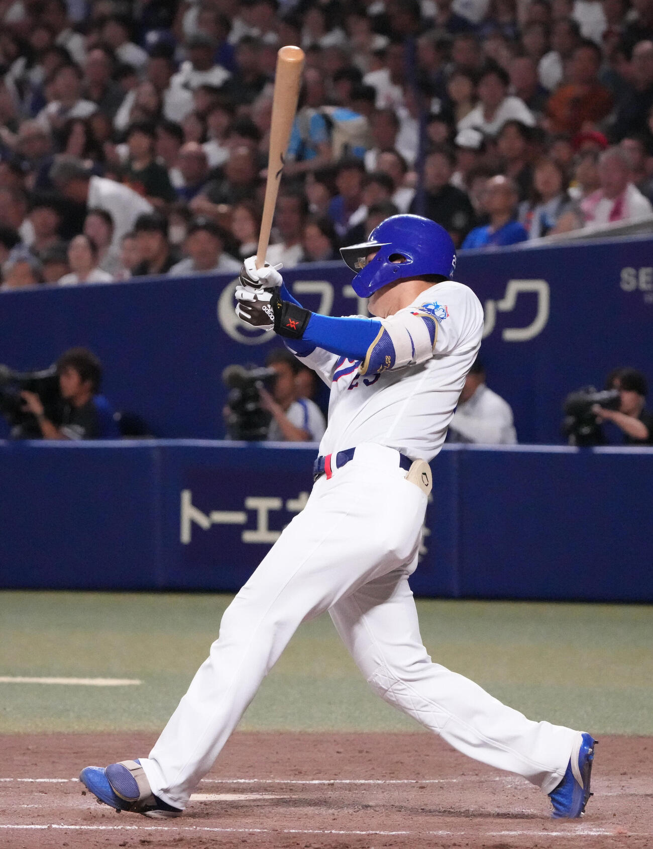 中日対ヤクルト　5回裏中日2死一、二塁、適時打を放つ石川昂弥（撮影・森本幸一）