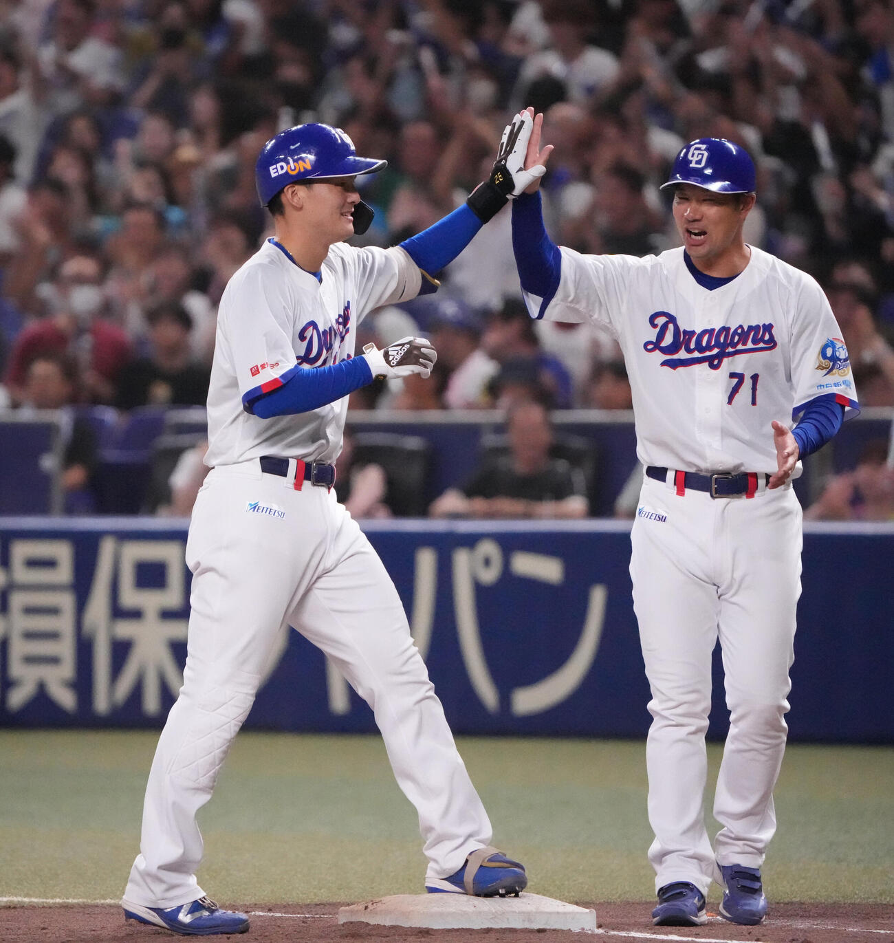 中日対ヤクルト　5回裏中日2死一、二塁、石川昂弥（左）は適時打を放ち堂上直倫内野守備走塁コーチとタッチを交わす（撮影・森本幸一）