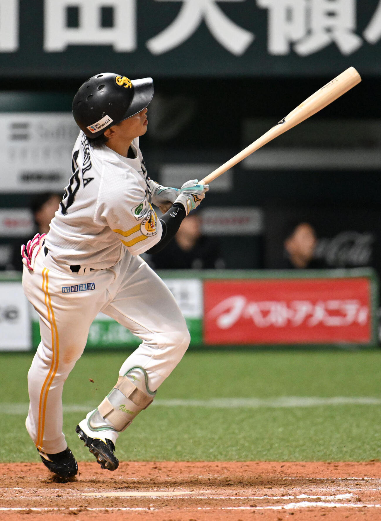 ソフトバンク対日本ハム　8回裏ソフトバンク2死一塁、野村勇は中越えに勝ち越し2点本塁打を放つ（撮影・林敢治）