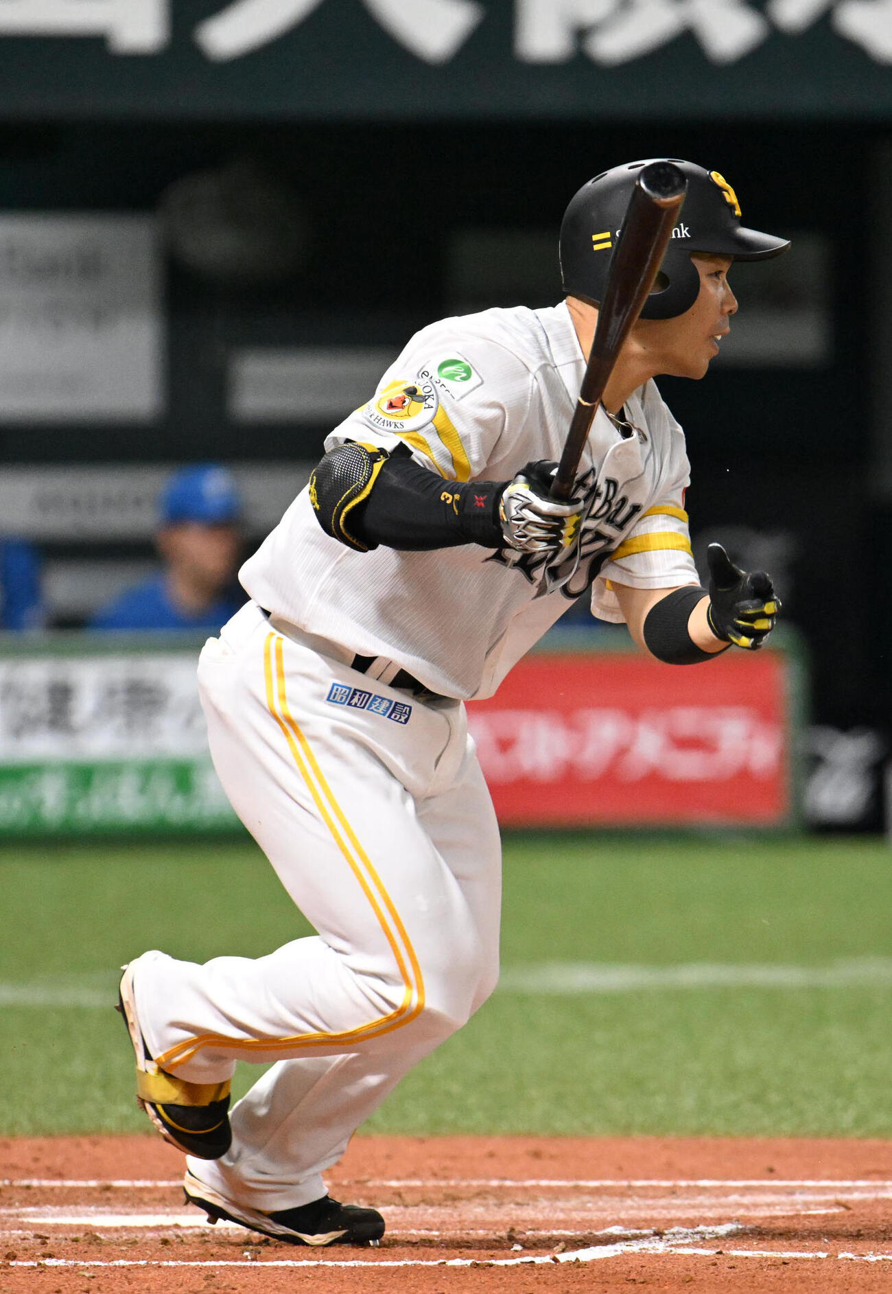 ソフトバンク対日本ハム　1回裏ソフトバンク無死二、三塁、近藤健介は二ゴロを放ちその間に三塁走者が生還する（撮影・林敢治）