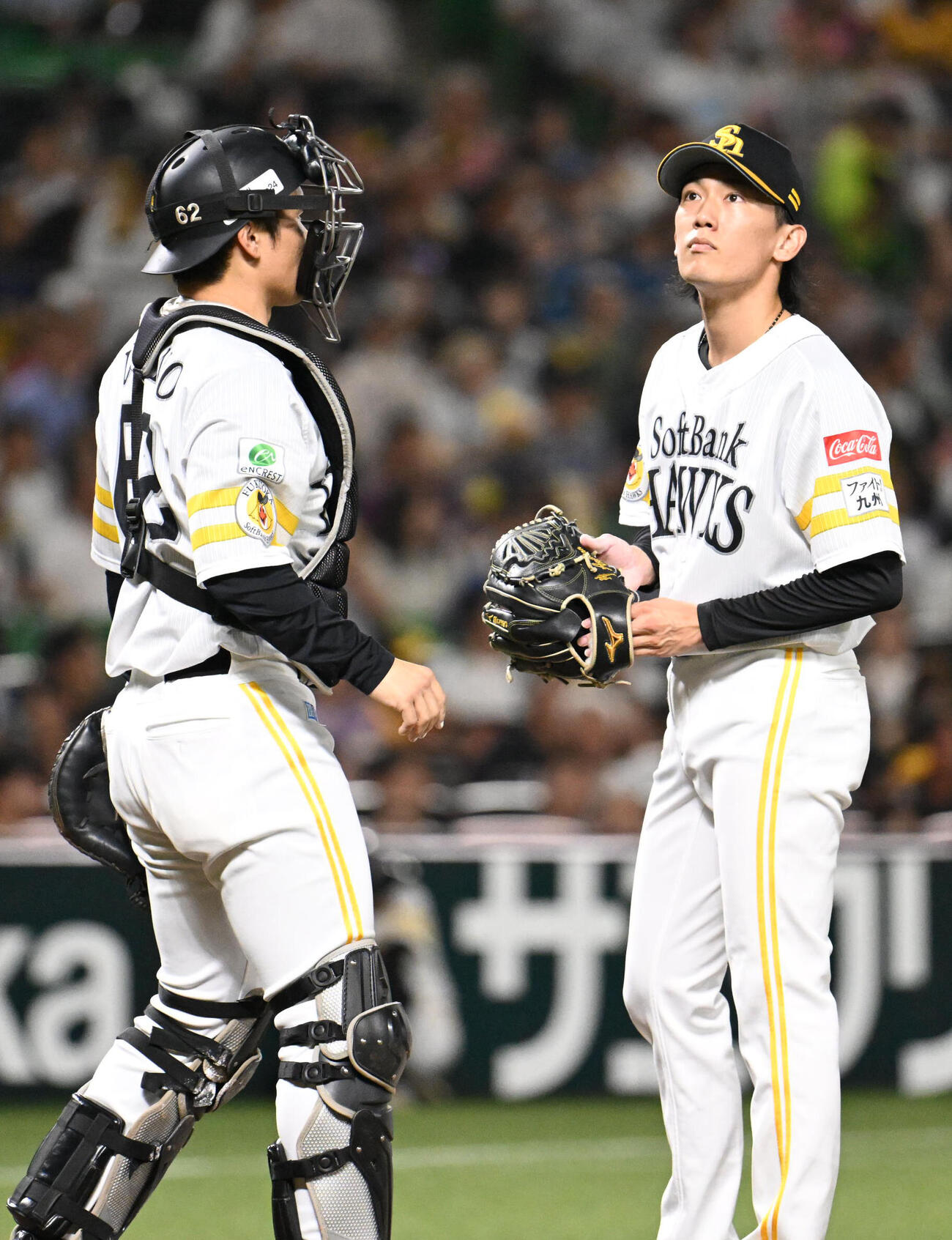 ソフトバンク対日本ハム　1回表日本ハム1死満塁、大津亮介（右）と話す海野隆司（撮影・林敢治）
