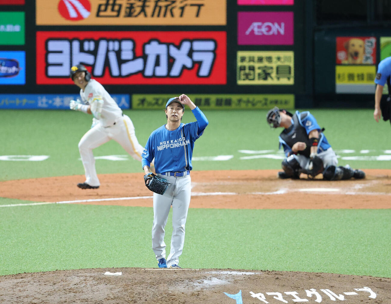 ソフトバンク対日本ハム　8回裏ソフトバンク2死一塁、野村勇に中越え勝ち越し2点本塁打を浴びた島本浩也（撮影・梅根麻紀）