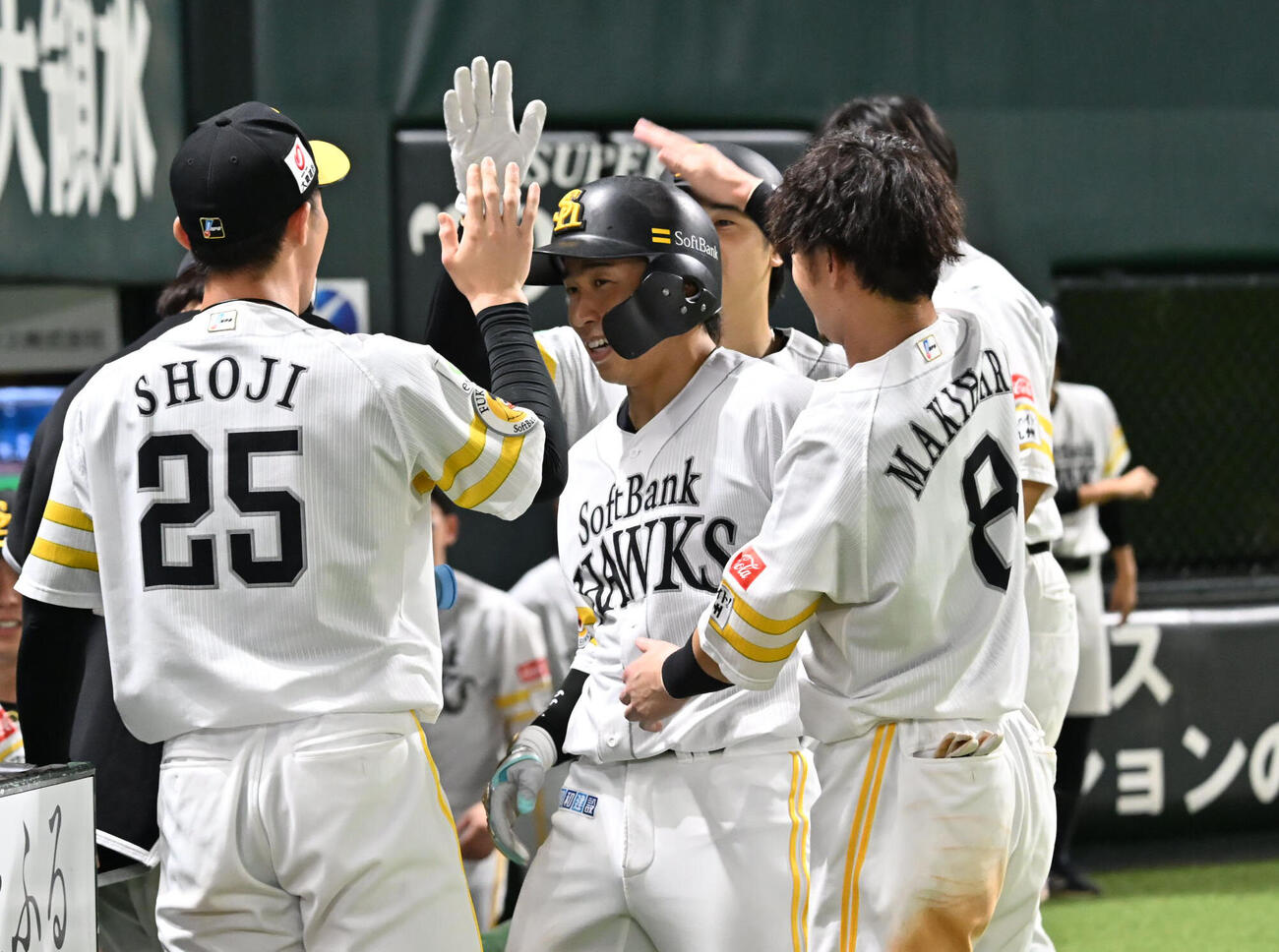 ソフトバンク対日本ハム　8回裏ソフトバンク2死一塁、野村勇（中央）は勝ち越し2点本塁打を放ちナインから祝福を受ける（撮影・林敢治）