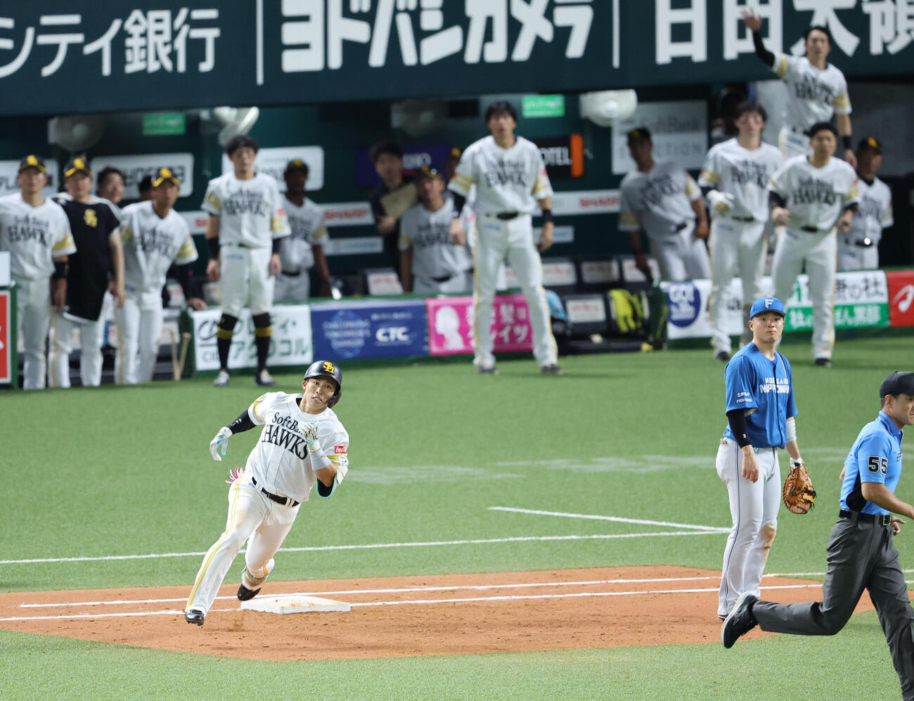 ソフトバンク対日本ハム　8回裏ソフトバンク2死一塁、野村勇は中越えに勝ち越し2点本塁打を放つ（撮影・梅根麻紀）