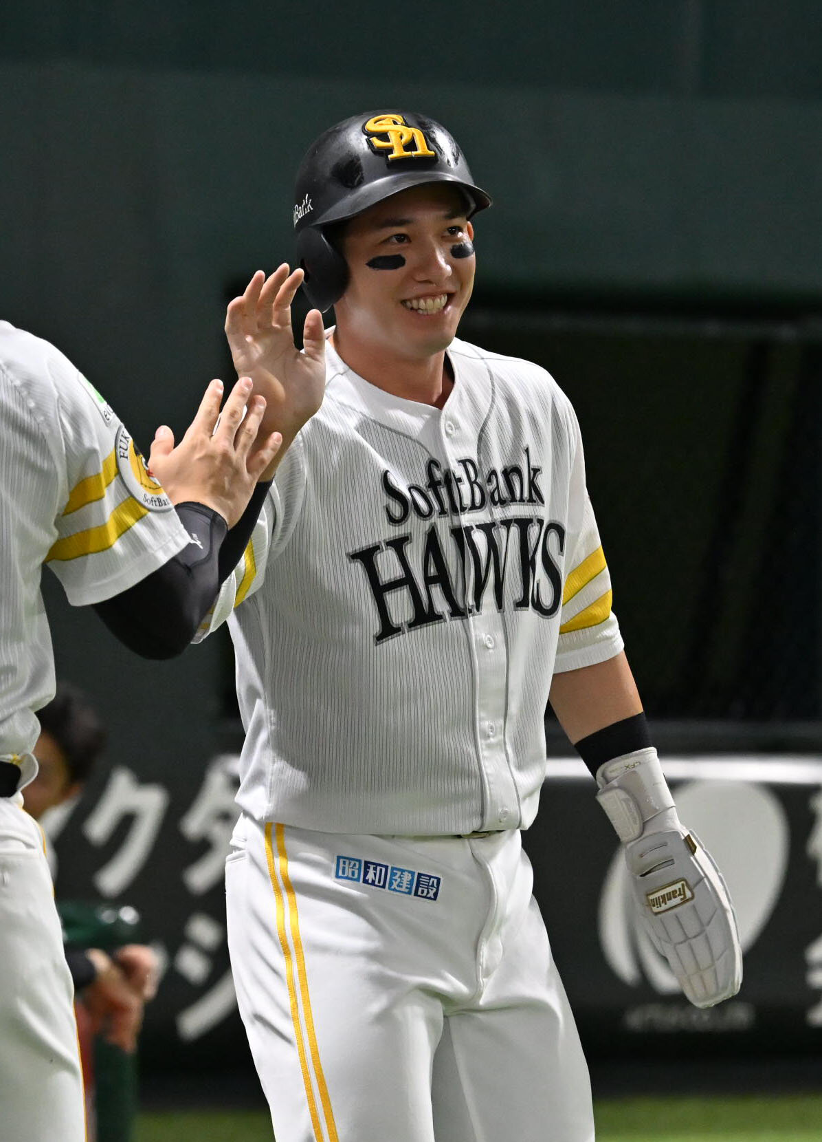 ソフトバンク対日本ハム　1回裏ソフトバンク1死一、三塁、生還した栗原陵矢はナインとタッチを交わす（撮影・林敢治）