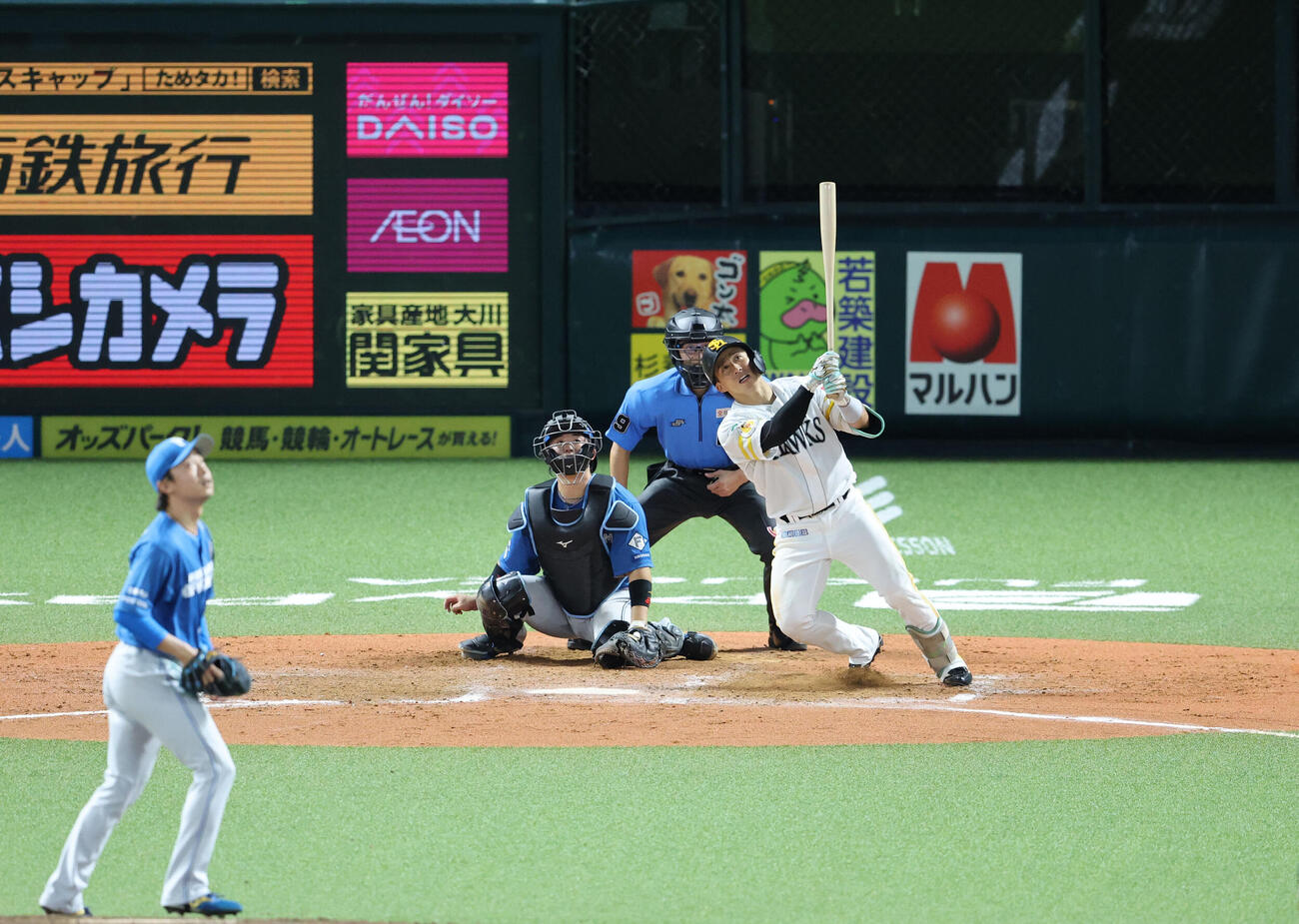 ソフトバンク対日本ハム　8回裏ソフトバンク2死一塁、野村勇は中越えに勝ち越し2点本塁打を放つ（撮影・梅根麻紀）