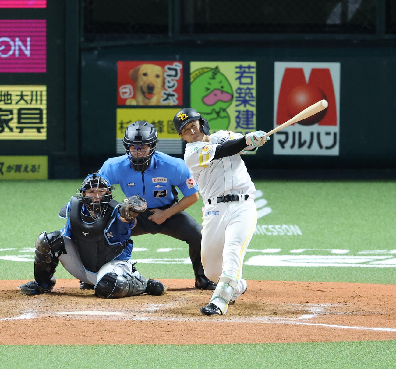 ソフトバンク対日本ハム　8回裏ソフトバンク2死一塁、野村勇は中越えに勝ち越し2点本塁打を放つ（撮影・梅根麻紀）