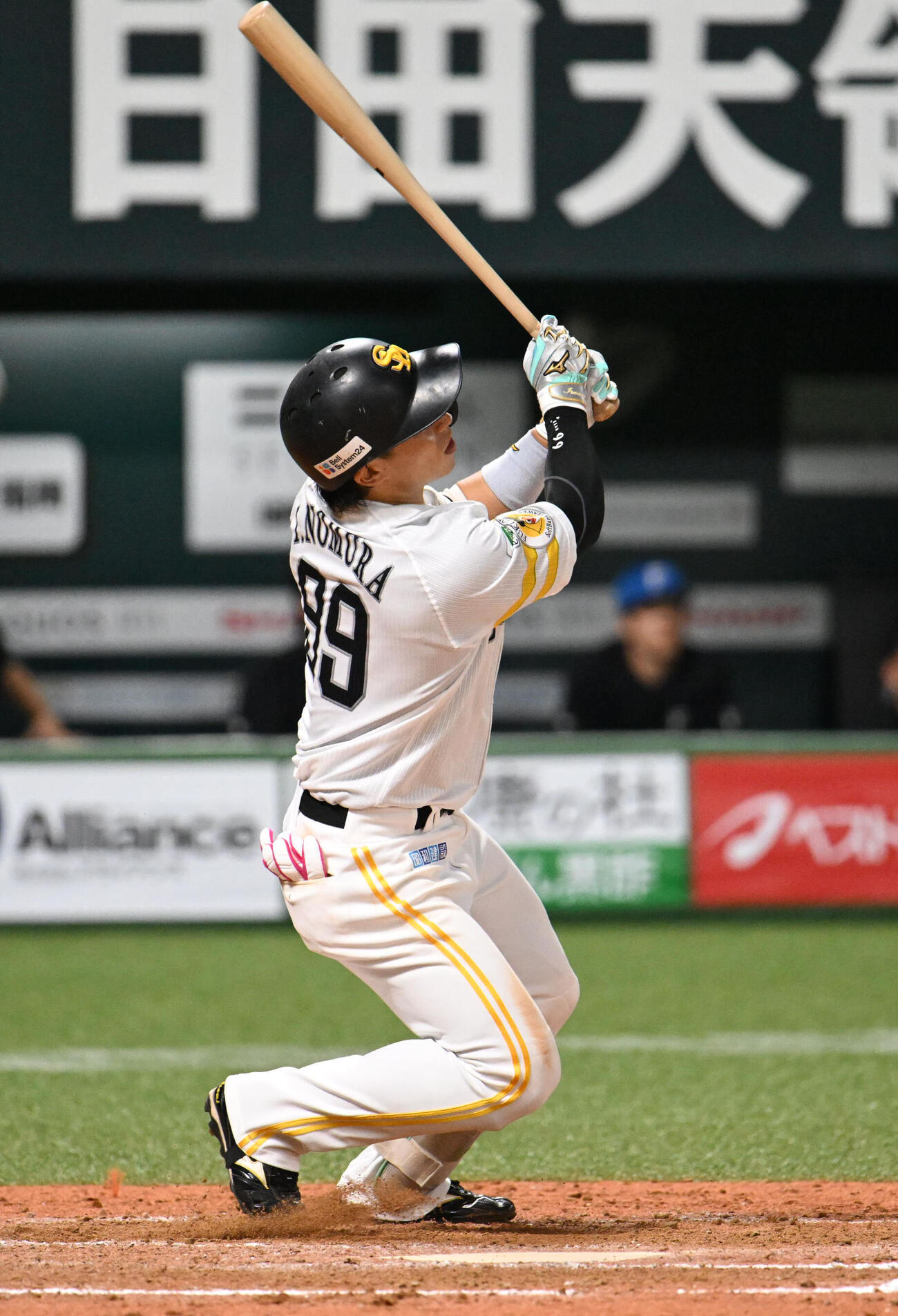 ソフトバンク対日本ハム　8回裏ソフトバンク2死一塁、野村勇は中越えに勝ち越し2点本塁打を放つ（撮影・林敢治）