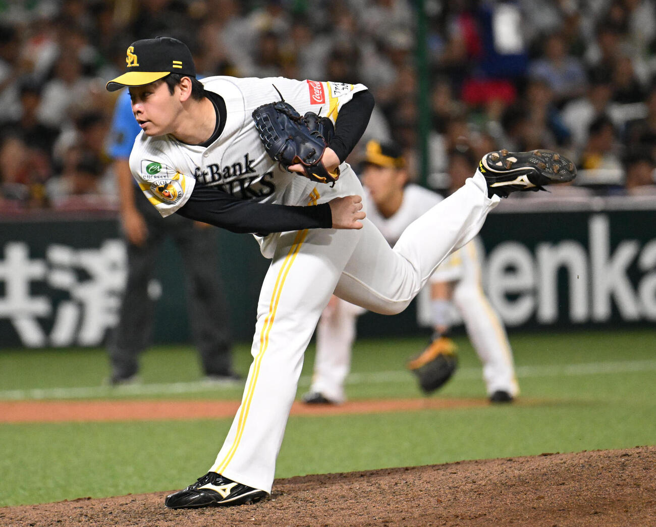 ソフトバンク対日本ハム　ソフトバンク3番手投手の鈴木豪太（撮影・林敢治）