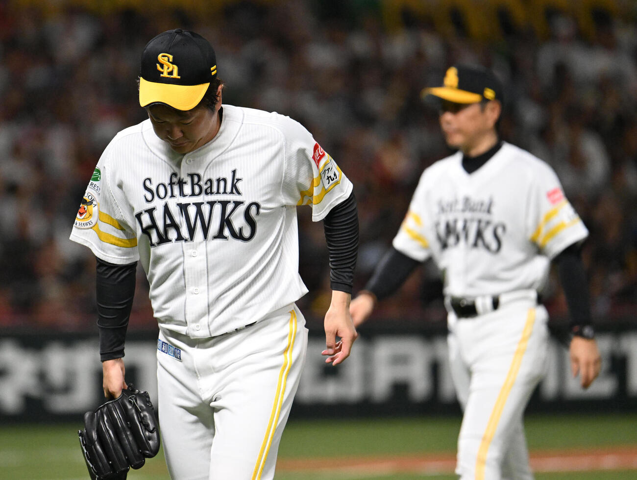 ソフトバンク対日本ハム　6回表日本ハム2死一、二塁、降板する津森宥紀（左）右はベンチに戻る小久保裕紀監督（撮影・林敢治）