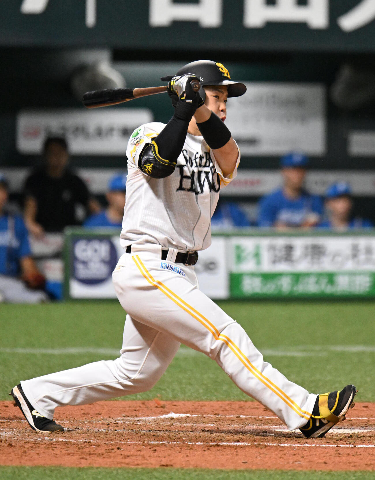 ソフトバンク対日本ハム　2回裏ソフトバンク1死一、二塁、近藤健介は2点適時打を放つ（撮影・林敢治）