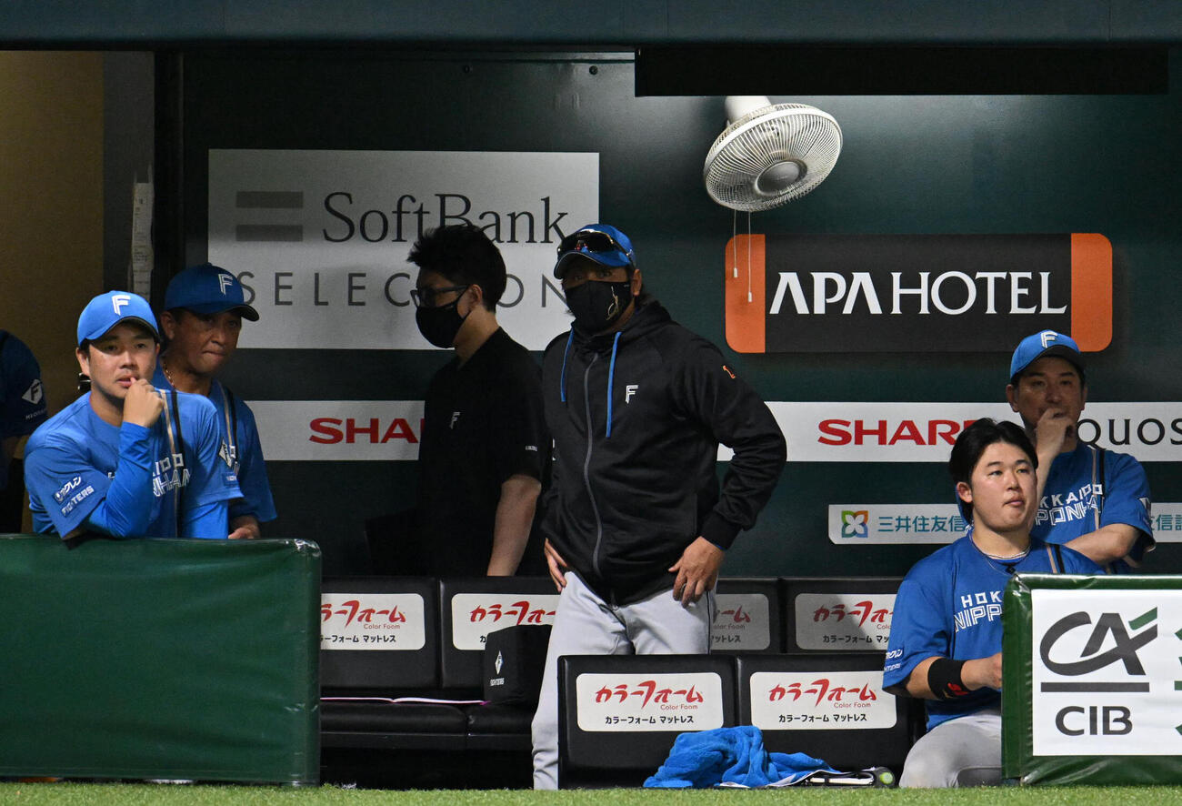 ソフトバンク対日本ハム　ソフトバンクに敗れ引きあげる新庄剛志監督（中央）（撮影・林敢治）