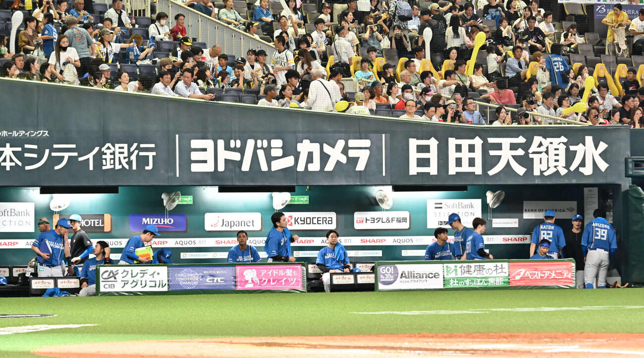 ソフトバンク対日本ハム　ソフトバンクに敗れ引きあげる日本ハムナイン（撮影・林敢治）